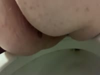 Fat Girl Struggles to Shit